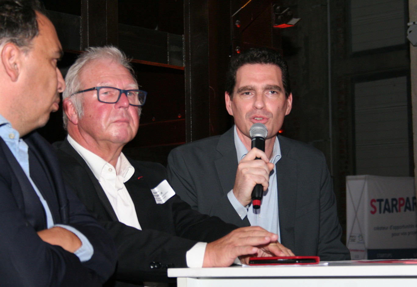 Sous le regard de Guillaume Delbar et Alain Storck, Mathias Povse évoque le partenariat entre EDF et StarPartners.