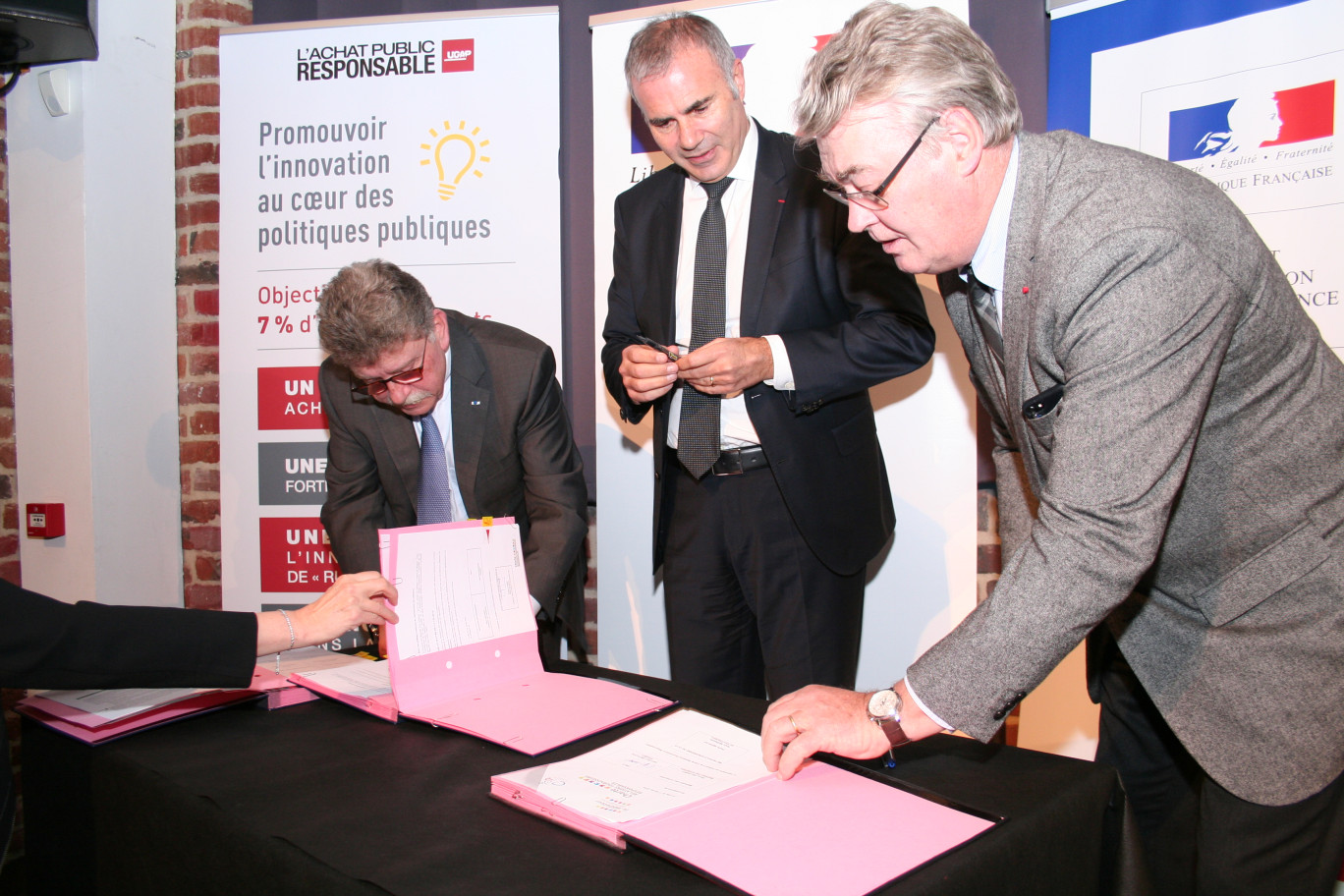 (De g. à d.) Michel Lalande, préfet de Région, Pierre Pelouzet, médiateur national pour les marchés publics, et Jean-Paul Delevoye, président de l’ORCP, lors de la signature de la charte «relations fournisseurs responsables».