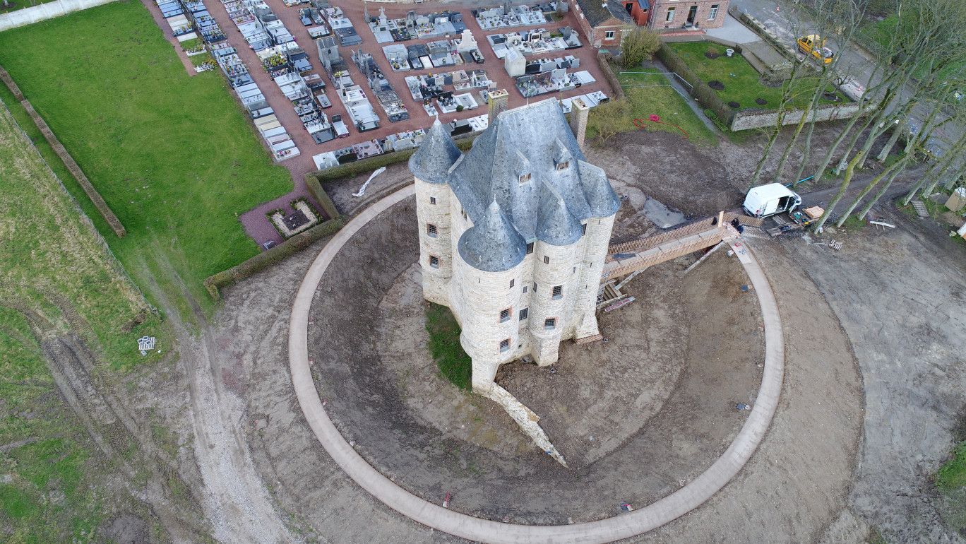 Le donjon de Bours, demeure seigneuriale majestueuse, va devenir un atout de valorisation touristique.