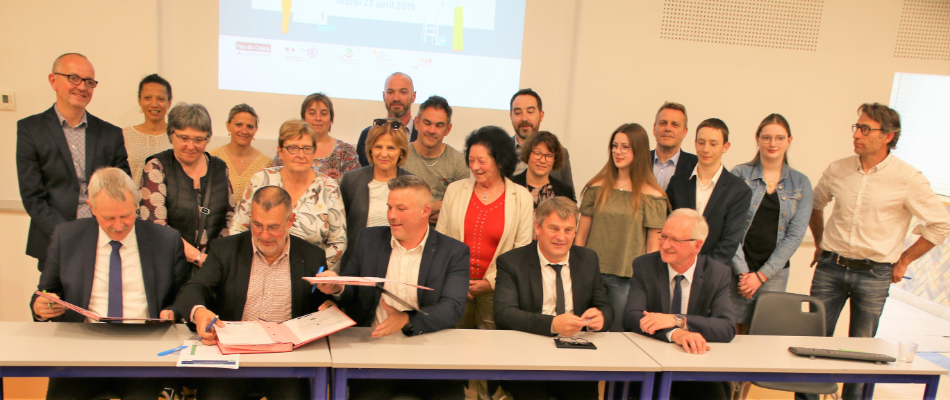 (De g. à d.) Fabrice Crépin, directeur général de Pas-de-Calais habitat, Jean-Louis Cottigny, président, Bertrand Derquenne, proviseur du lycée Jacques Le Caron, Pascal Fourmeau, directeur du CFA académique, et Pascal Lachambre, président de la communauté urbaine d’Arras.