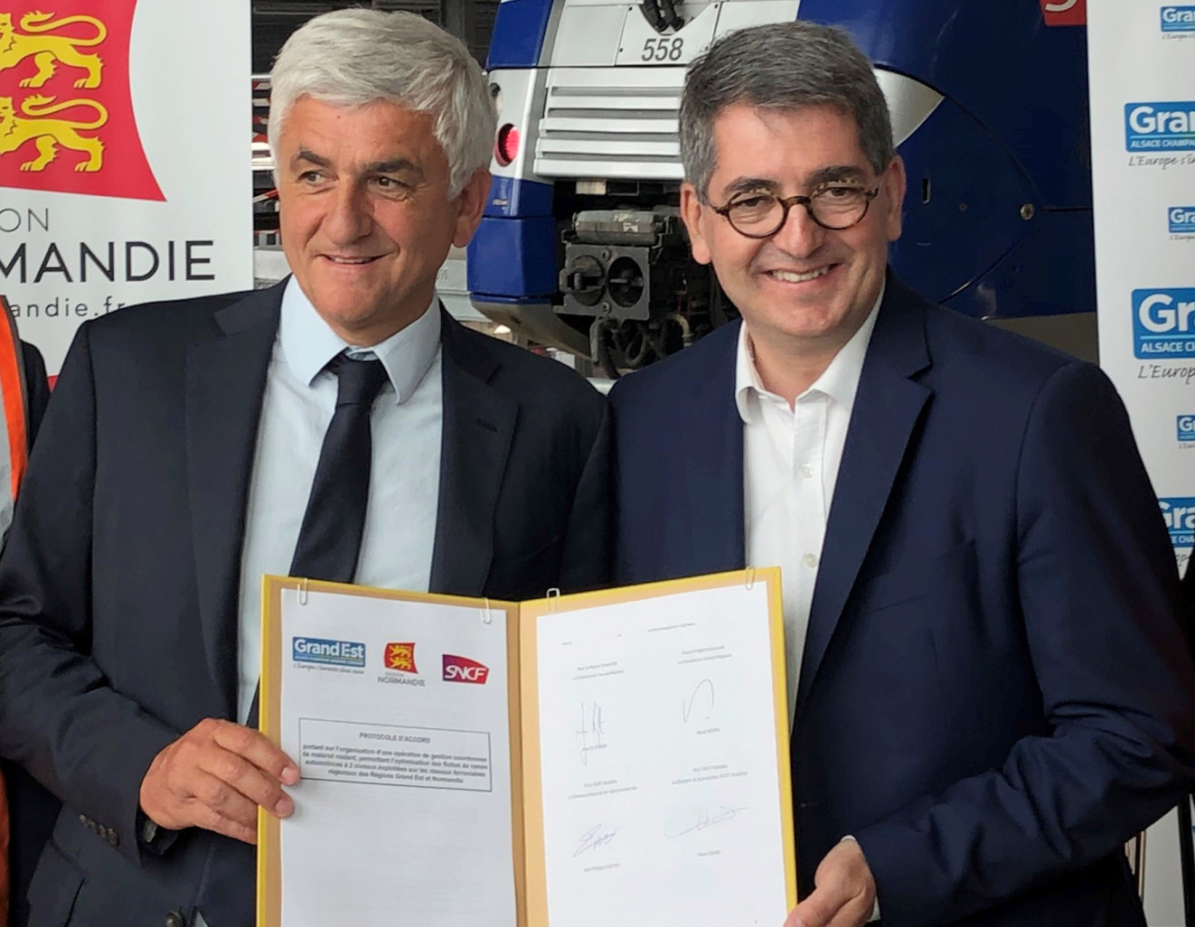 Hervé Morin et Jean Rottner avec le protocole d’accord où la Région Grand Est acquiert 16 rames TER de sa consœur normande.
Crédit photo : Voslion - Région Normandie