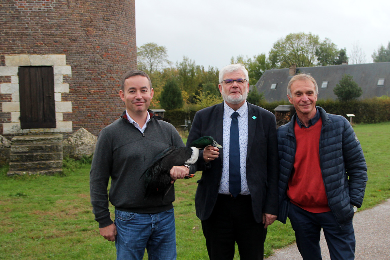 Crédit photo BeDe pour Aletheia Press.
« Jocelyn Marguerie (CRSAN), Jean-Pierre Girod (PNR Boucles de la Seine Normande) et Jean-Luc Espinasse (APCD), réunis autour d’un digne représentant de la race qu’ils défendent. »
