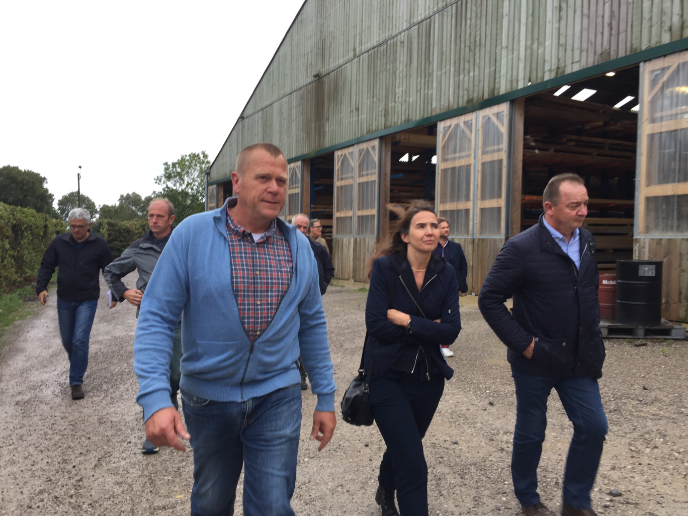 « José Goudalle fait visiter sa charpenterie au sous-préfet de Montreuil, Marie Bainville. »