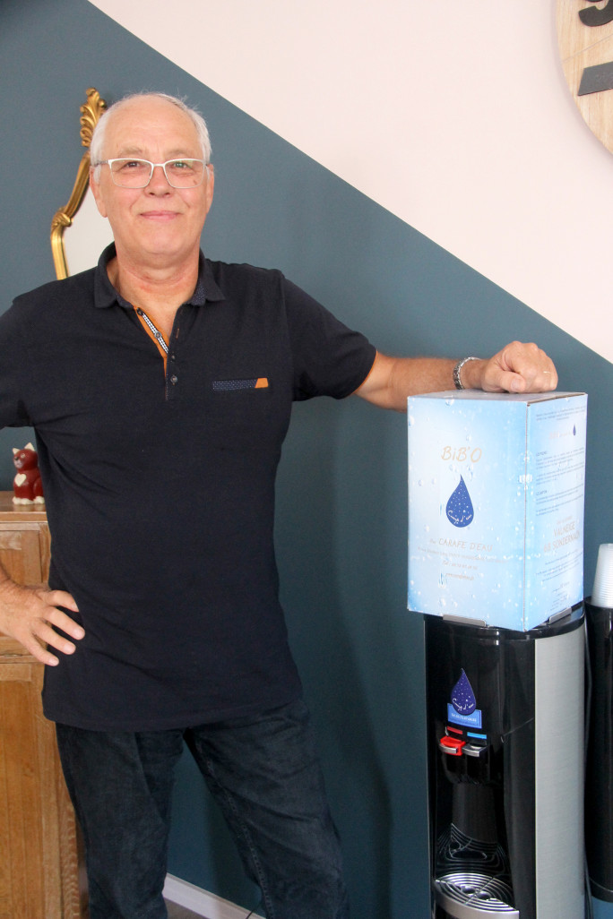 Denis Ringuet s’est toujours refusé de distribuer des fontaines avec des bonbonnes d’eau. Il lui fallait trouver une alternative durable. Après deux ans de R&D, le concept Bib’O est né.