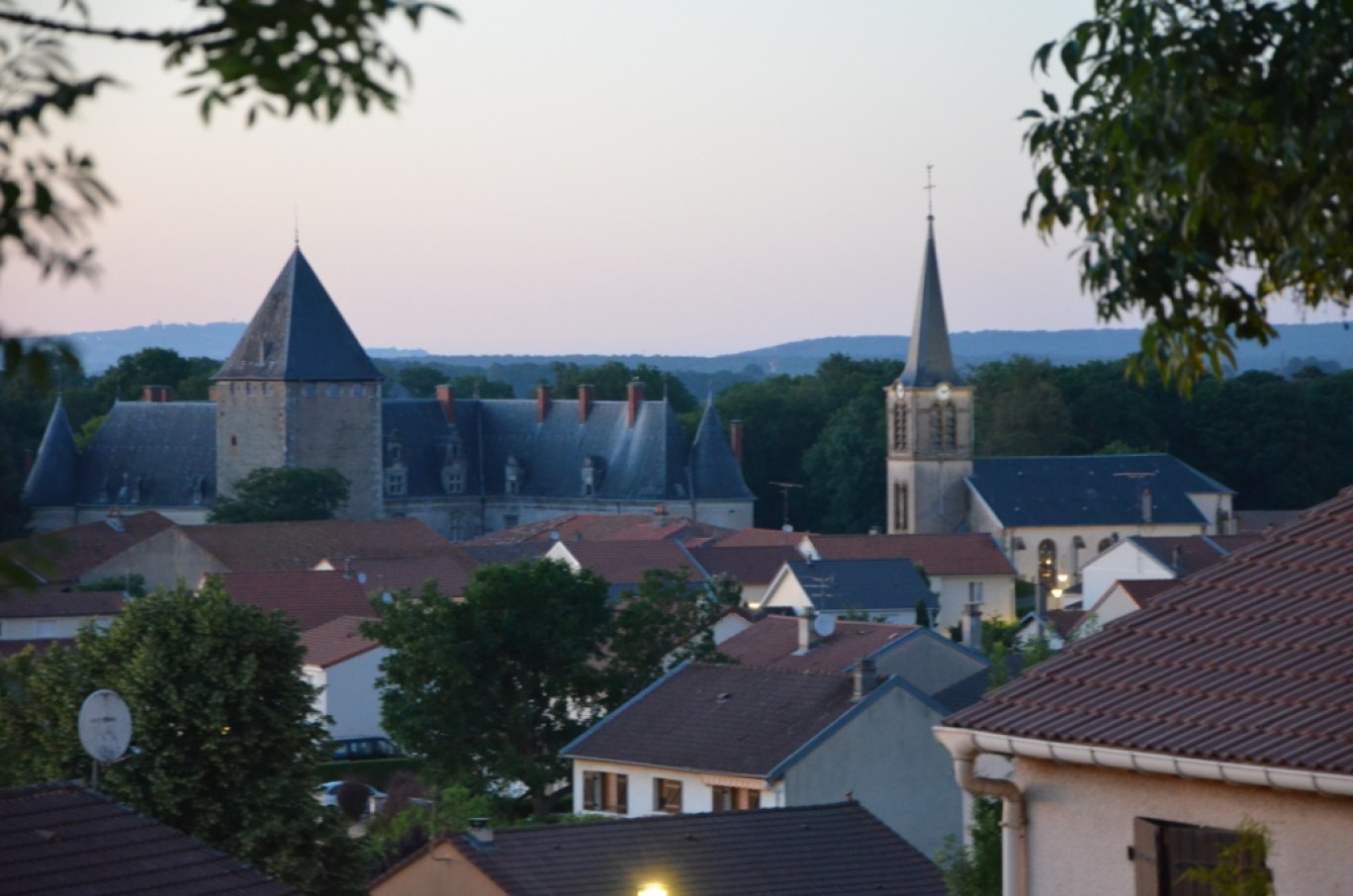 Le château de Fléville est entouré de jolies demeures au style lorrain.