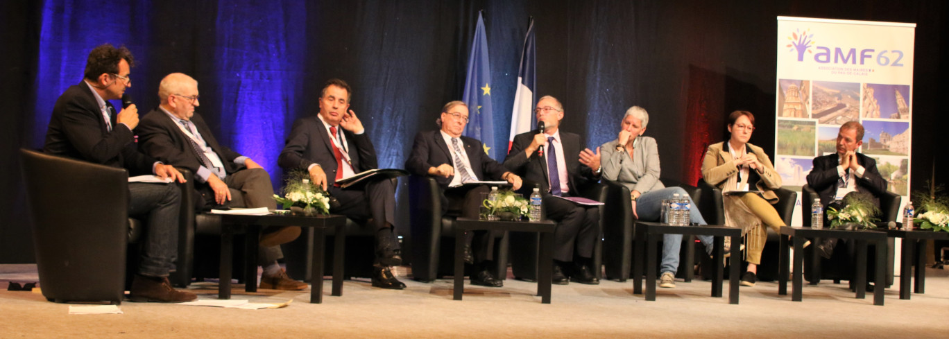 Les intervenants de la table ronde « Services publics et citoyenneté quelle mutualisations et nouvelles formes de présence ? ».
De gauche à droite : Bruno Leprat, journaliste, Michel Séroux, président de la Communauté de communes des Campagnes de l’Artois, Hubert Girard, directeur départemental adjoint, pôle Pilotage et ressources, Yves Lefebvre, vice-président de la Communauté de communes du Pays d’Opale, Luc Denis, président du PIMMS Artois-Gohelle, Sandrine Verstavel, directrice du PIMMS Artois-Gohelle, Mireille Hingrez-Céréda, vice-présidente du Conseil départemental, et Alain Castanier, secrétaire général de la préfecture du Pas-de-Calais.