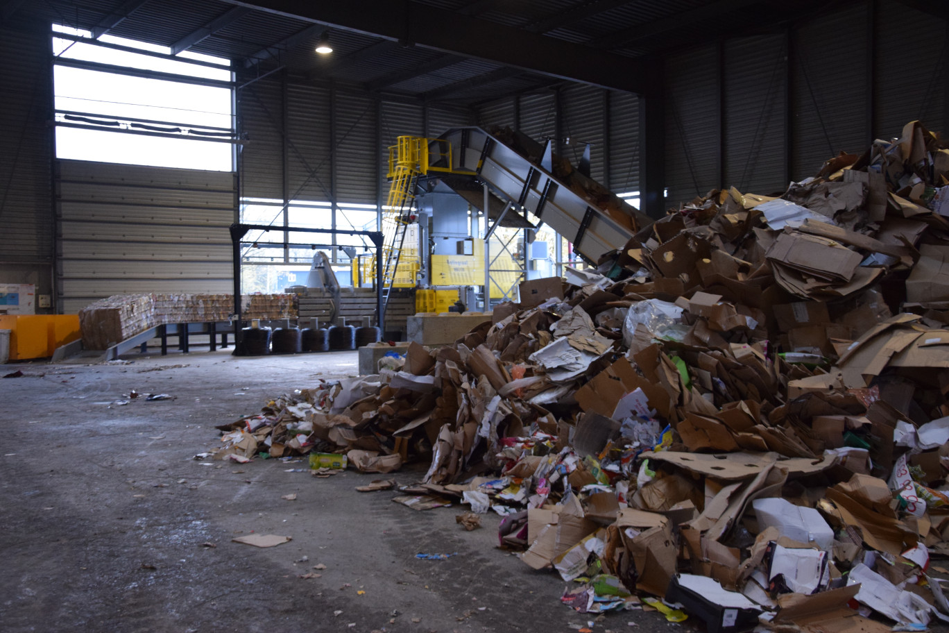 Capable de traiter jusqu’à 50 tonnes de déchets recyclables par heure, la nouvelle presse à balles offre une diminution par dix du volume des déchets.