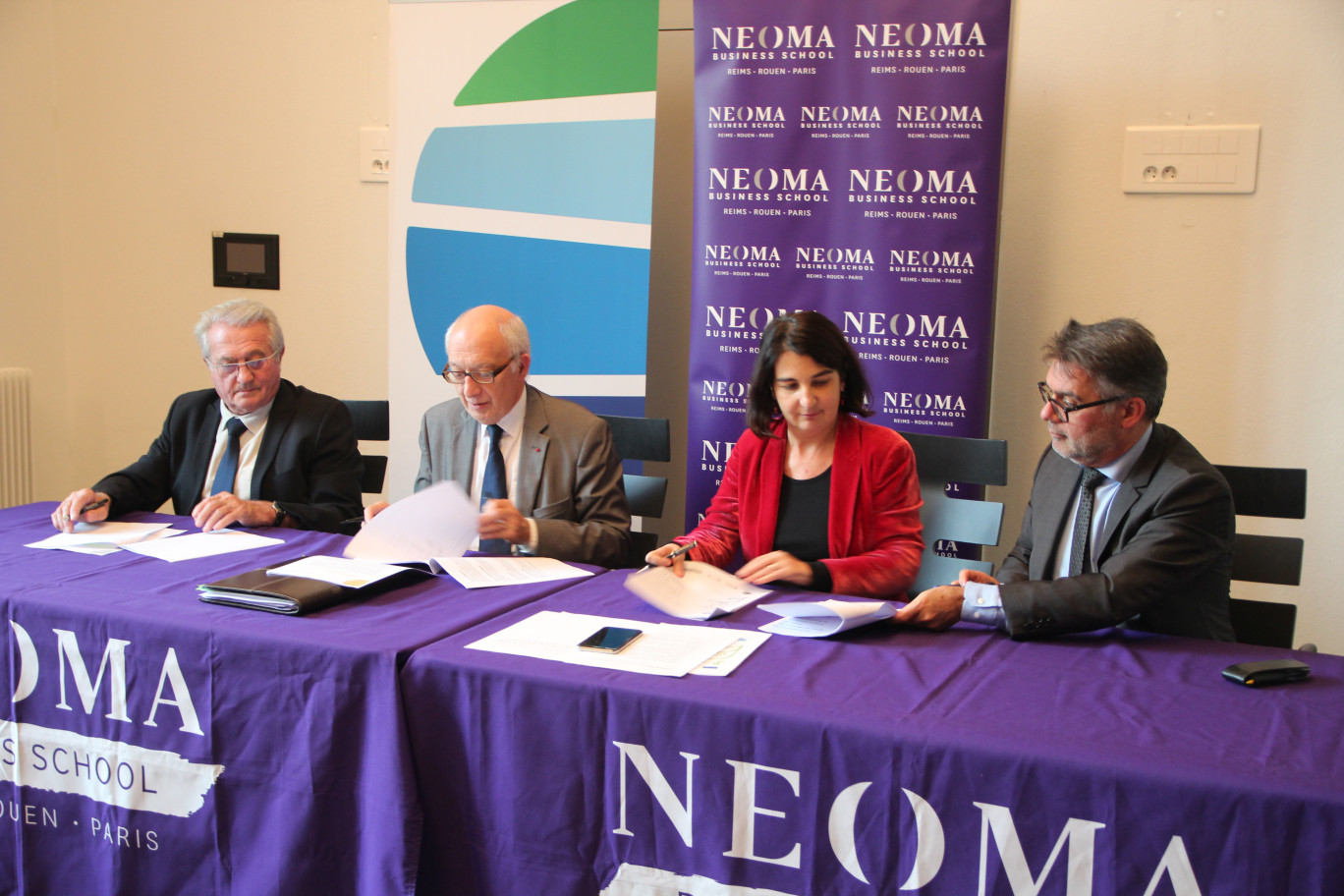 Crédit : Benoit Delabre pour Aletheia Press,
De g. à dr. : Patrice Désanglois (TAE), Yvon Robert (Métropole Rouen Normandie), Delphine Manceau (NEOMA Business School), Jean-Pierre Philibert (TCAR), lors de la signature.