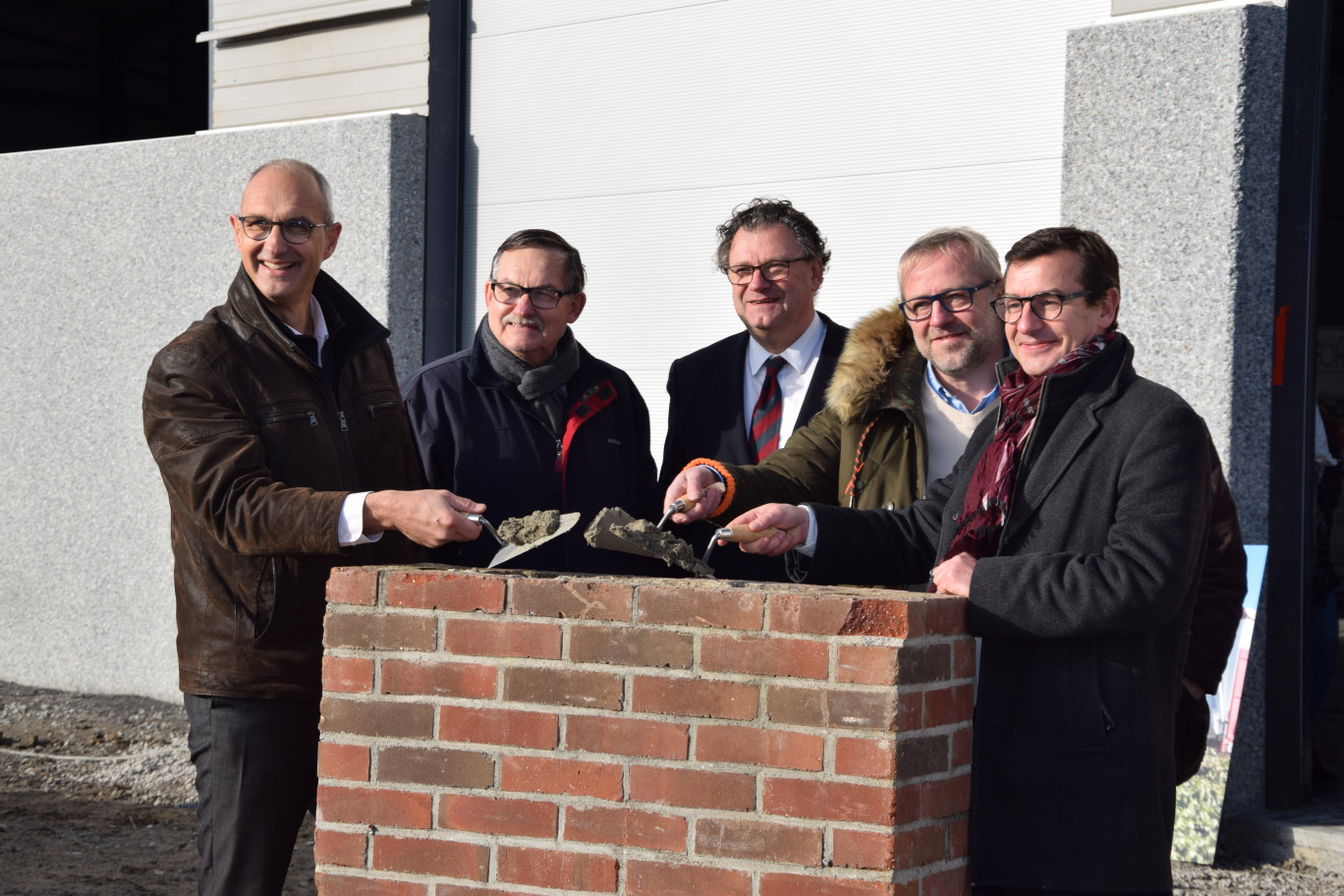En ce vendredi 22 novembre, la pose de la première pierre de la future usine de la société Delecroix était symboliquement organisée à Bailleul.