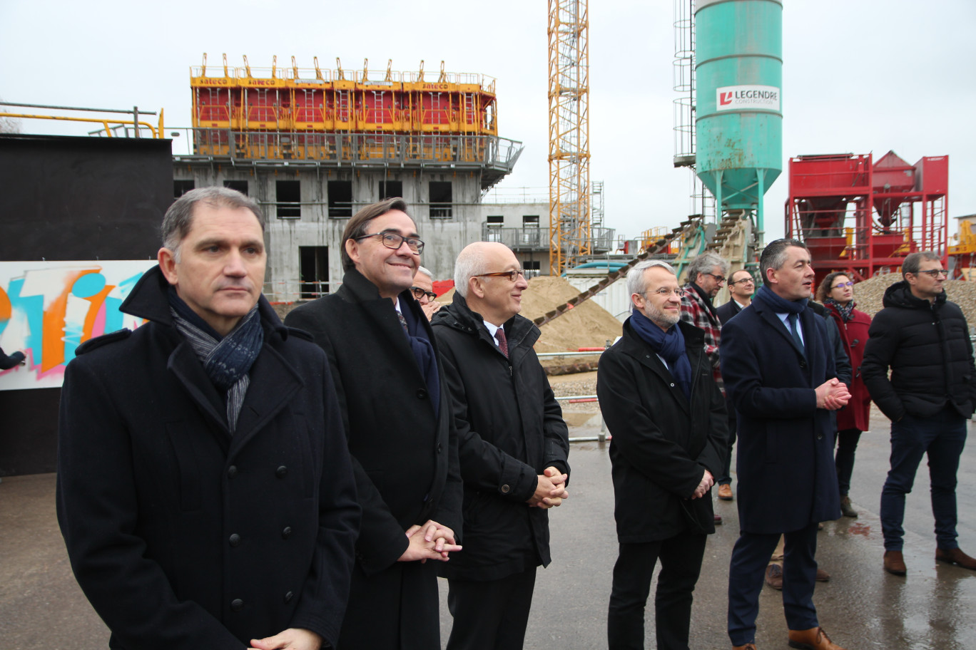 Crédit : Benoit Delabre pour Aletheia Press,
Les officiels ont visité le chantier, puis signé l’œuvre Spatium réalisée par le graffeur Dhoa.
