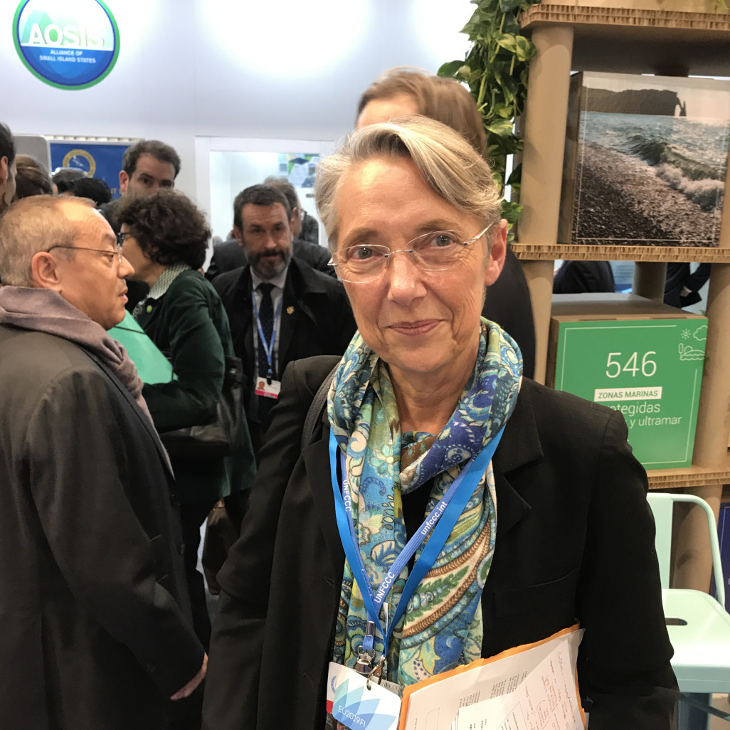 La ministre Elisabeth Borne sur le Pavillon France.