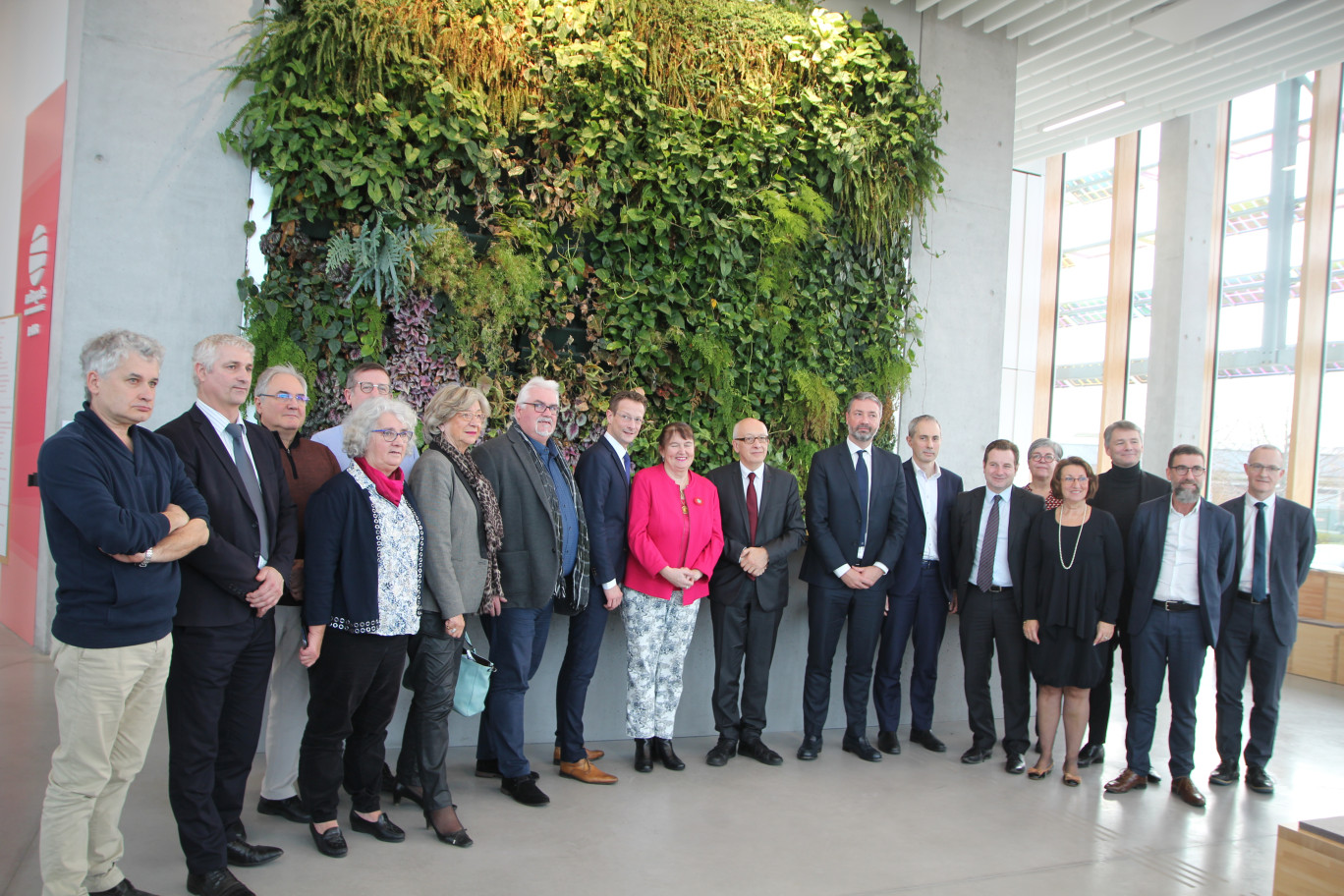 Crédit : BD pour Aletheia Press, « Les élus du territoire métropolitain ont posé pour montrer la cohésion territoriale autour de l’engagement pour le climat. »