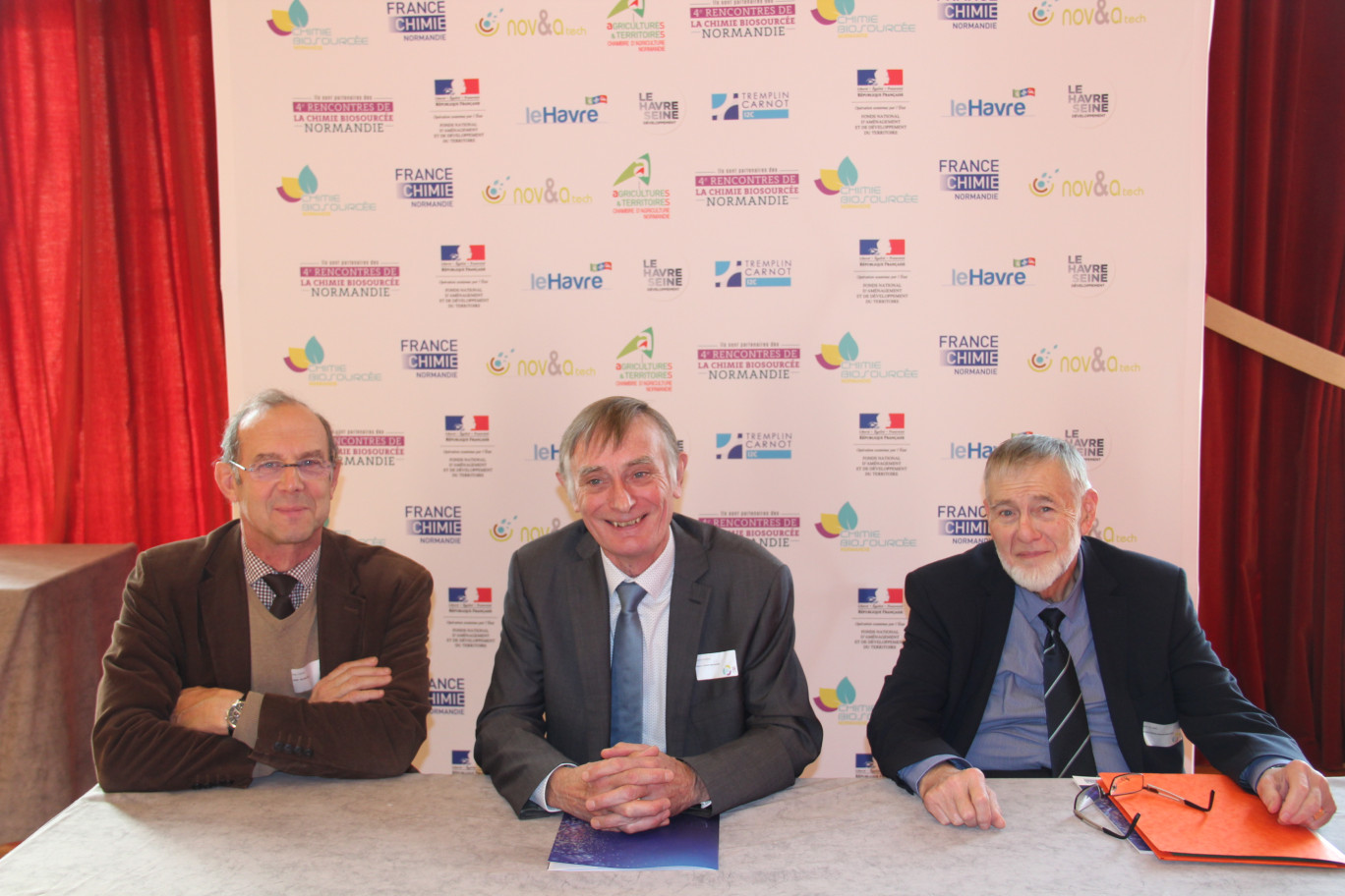 Crédit : Lætitia Brémont Pour Aletheia Press,
(De gauche à droite) : Régis Chopin, président de Nov&atech, Gérard Renoux, président de France Chimie Normandie, organisateurs des rencontres de la chimie biosourcée Jean-Luc Lainé, président du CPI Normandie (Centre de prévention des incendie) et président du jury des Trophées responsible care®, remis ce 28 novembre.