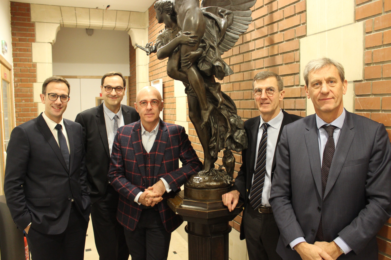 De g. à dr. : Jean-Baptiste Dubrulle, Bâtonnier du Barreau de Lille, Bruno Contestin, président de l'AFJE et de Lille Place Juridique, Hubert Tondeur, président de l'Ordre des Experts-Comptables du Nord-Pas-de-Calais, Laurent Dekerle, président de la Chambre régionale des Huissiers de Justice Nord-Pas-de-Calais et Jean-François Ryssen, président honoraire des Notaires.