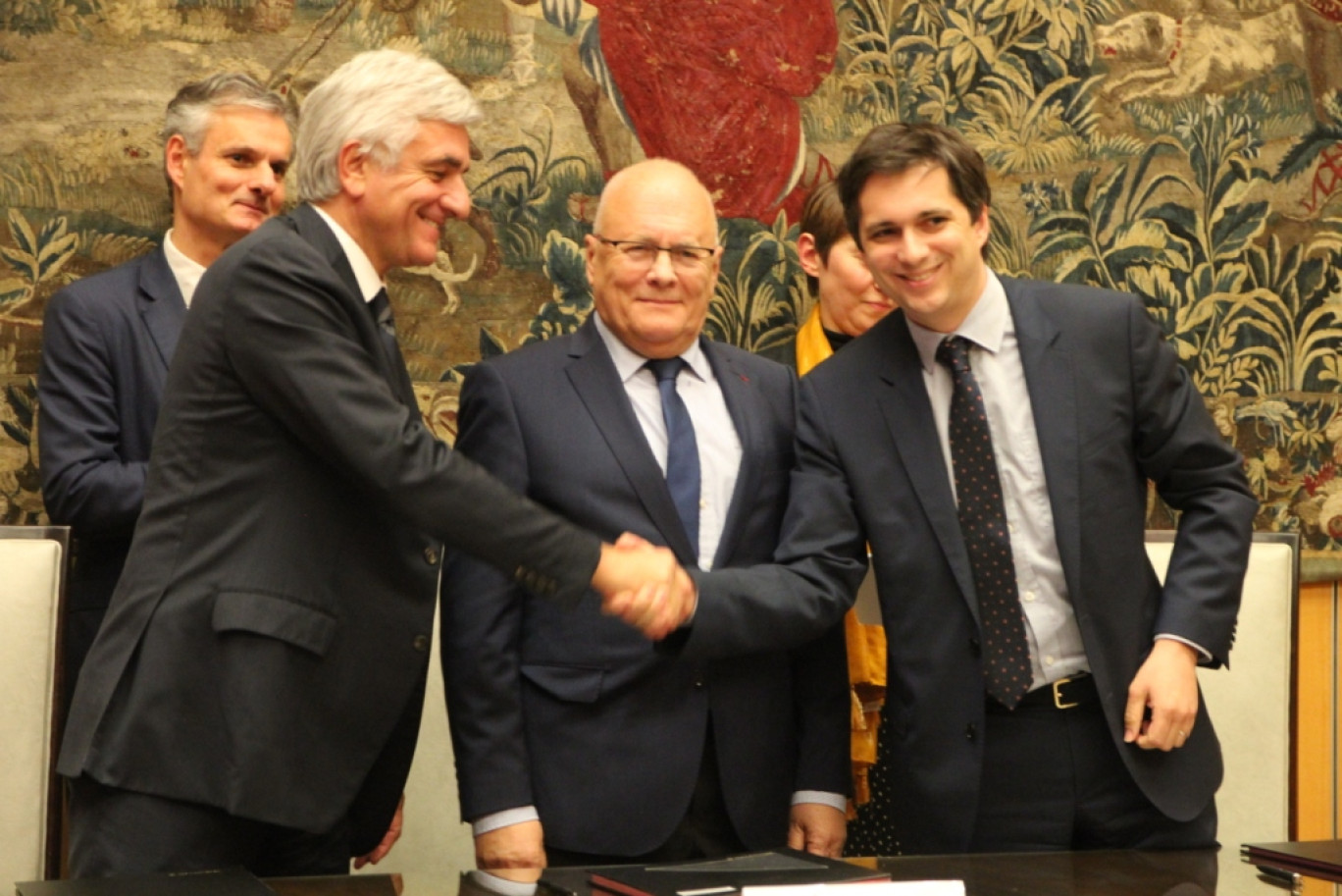 Crédit : BD Aletheia Press, « Hervé Morin (Région) et Baptiste Morand (Haropa) encadrent Peter Balazs (Union européenne). En arrière-plan : Jean-Baptise Gastine, maire du Havre et Vanina Nicoli, sous-préfète du Havre. »