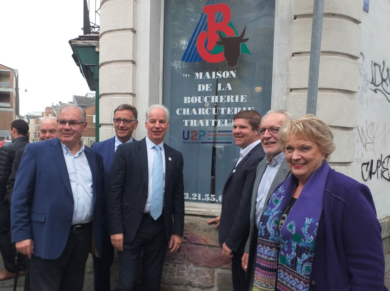 L’inauguration a réuni tous les acteurs de l’U2P et ses partenaires (de gauche à droite) :
Alain Duplat, président d'honneur du syndicat de la boucherie du Pas de Calais, Gabriel Hollander, président du syndicat de la boucherie du Pas-de-Calais, vice-président U2P Pas-de-Calais, Jean-Luc Marcotte, président de l’U2P Pas-de-Calais, Alain Griset, président national de l'U2P, Laurent Rigaud, président de l'U2P Hauts-de-France, Joël Mauvigney, président national de la CGAD, vice-président de l'U2P nationale, et Nadine Giraudon, adjointe au maire de la ville d'Arras en charge du commerce et de l'artisanat.