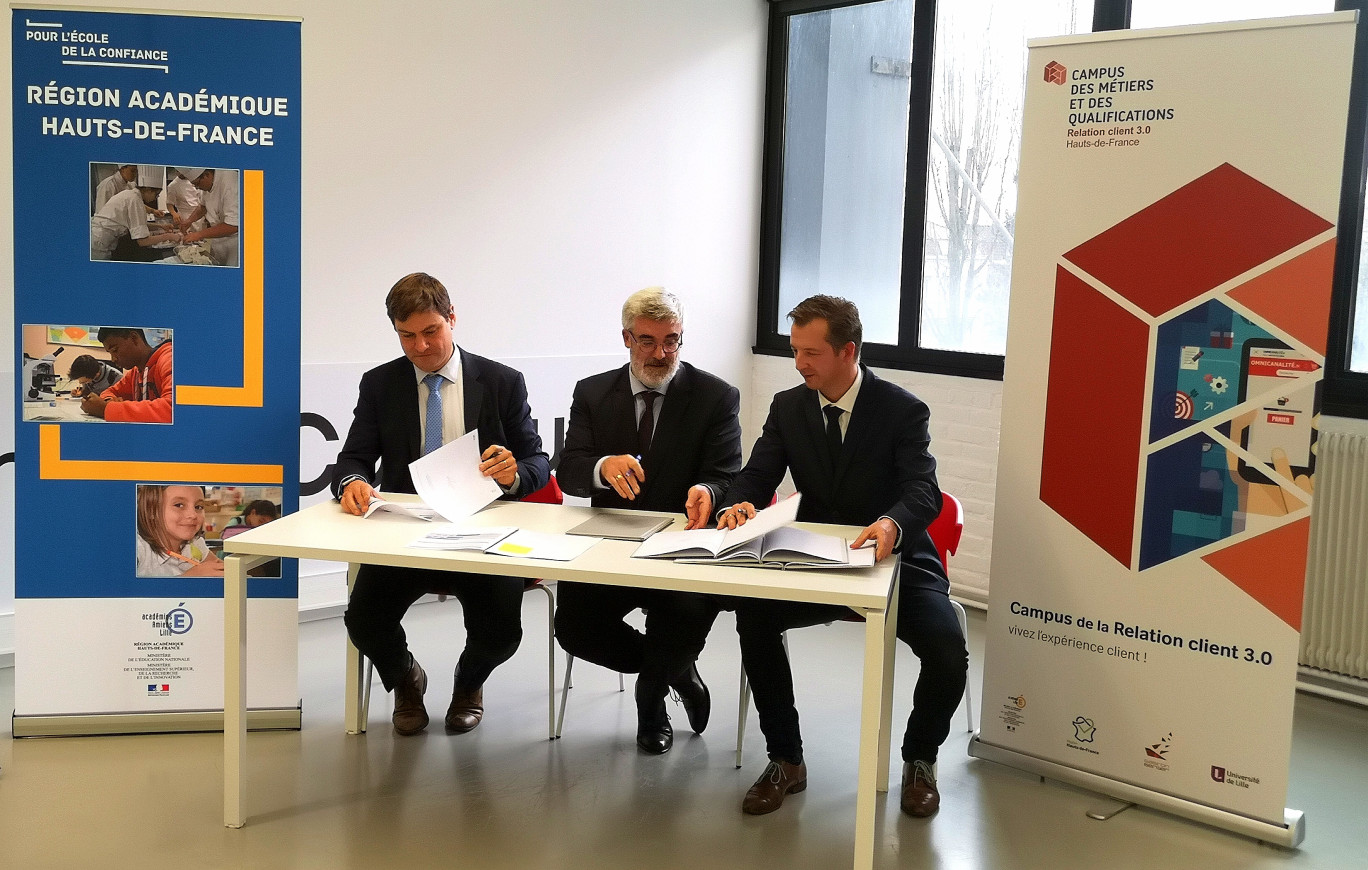 De gauche à droite : Etienne DEQUIREZ, Directeur Général SERGIC – Marc GERONIMI, Rectorat de Lille Délégué Académique à la Formation Professionnelle Initiale et Continue – Benjamin RIHET, Rectorat d’Amiens DAET Adjoint.
(credit : @pertus)