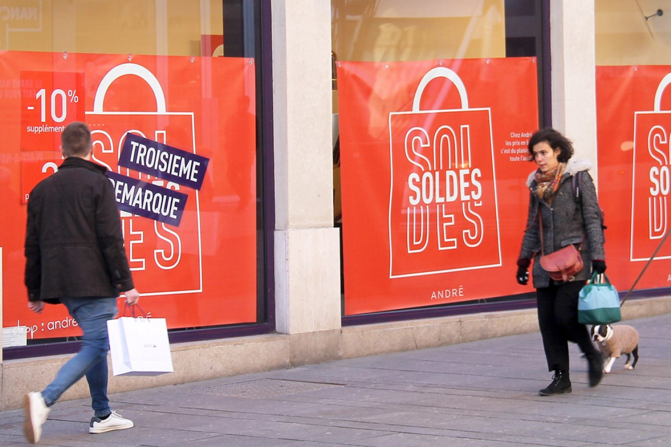 Dernière ligne droite ! Les soldes d’hiver se terminent ce 29 janvier dans les quatre départements lorrains. Comme un peu partout dans la région, elles ont débuté dès le 2 janvier, dérogation permettant aux départements lorrains de s’aligner sur les dates des soldes en vigueur chez les voisins luxembourgeois oblige. Reste que la bouffée d’oxygène attendue par les commerçants, notamment après les différentes manifestations des dernières semaines, a eu un effet contrasté, sans parler de la notion d’écoulement des stocks qui apparaît aujourd’hui ne plus signifier grand-chose....