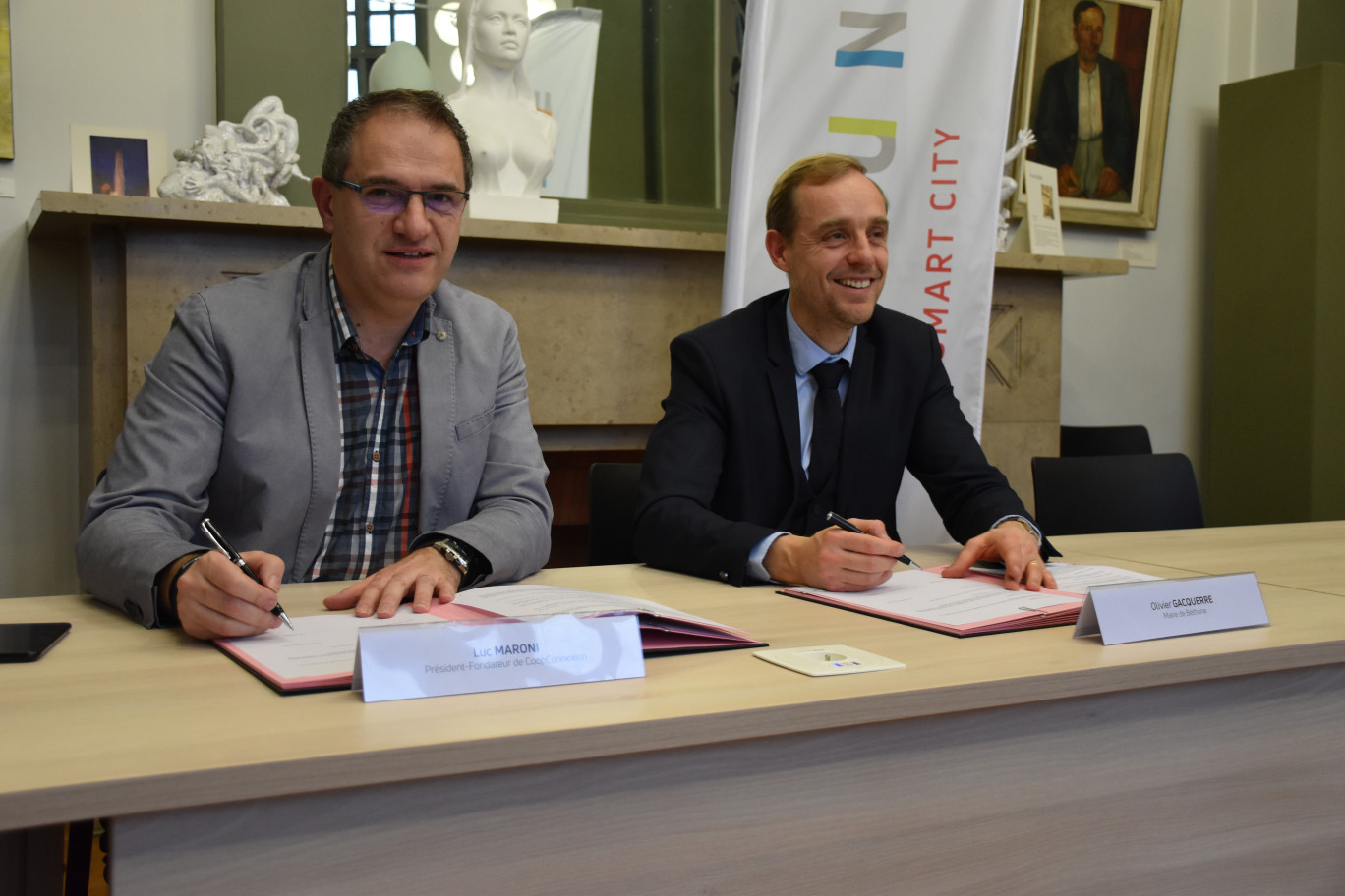 Luc Maroni, président de CoopConnexion, et Olivier Gacquerre, maire de Béthune, ont signé un partenariat le 16 décembre dernier.
