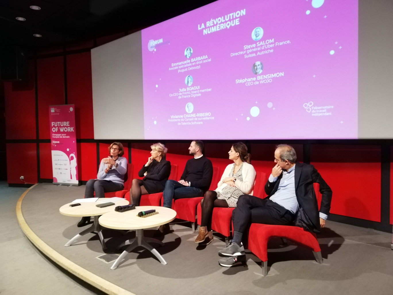 De gauche à droite, Emmanuelle Barbara, avocate spécialisée en droit social. Viviane Chaine-Ribeiro, présidente du Conseil de Surveillance de Talentia Software. Steve Salom, directeur général d’Uber France. Julia Bijaoui, co-fondatrice de Frichti. Stéphane Bensimon, président de Wojo.