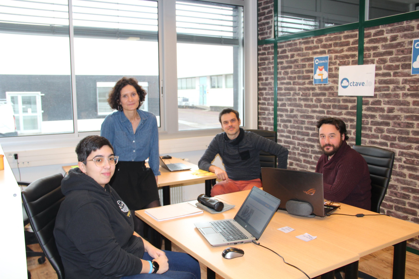 Crédit photo : LB Aletheia Press, « Sandra Thery (à gauche au second plan) et Nicolas Bernis (à droite au second plan), les gérants d’Octave.io se sont entourés d’une développeuse, Louisa Rodrigues et d’un community manger, Eric Vromont »