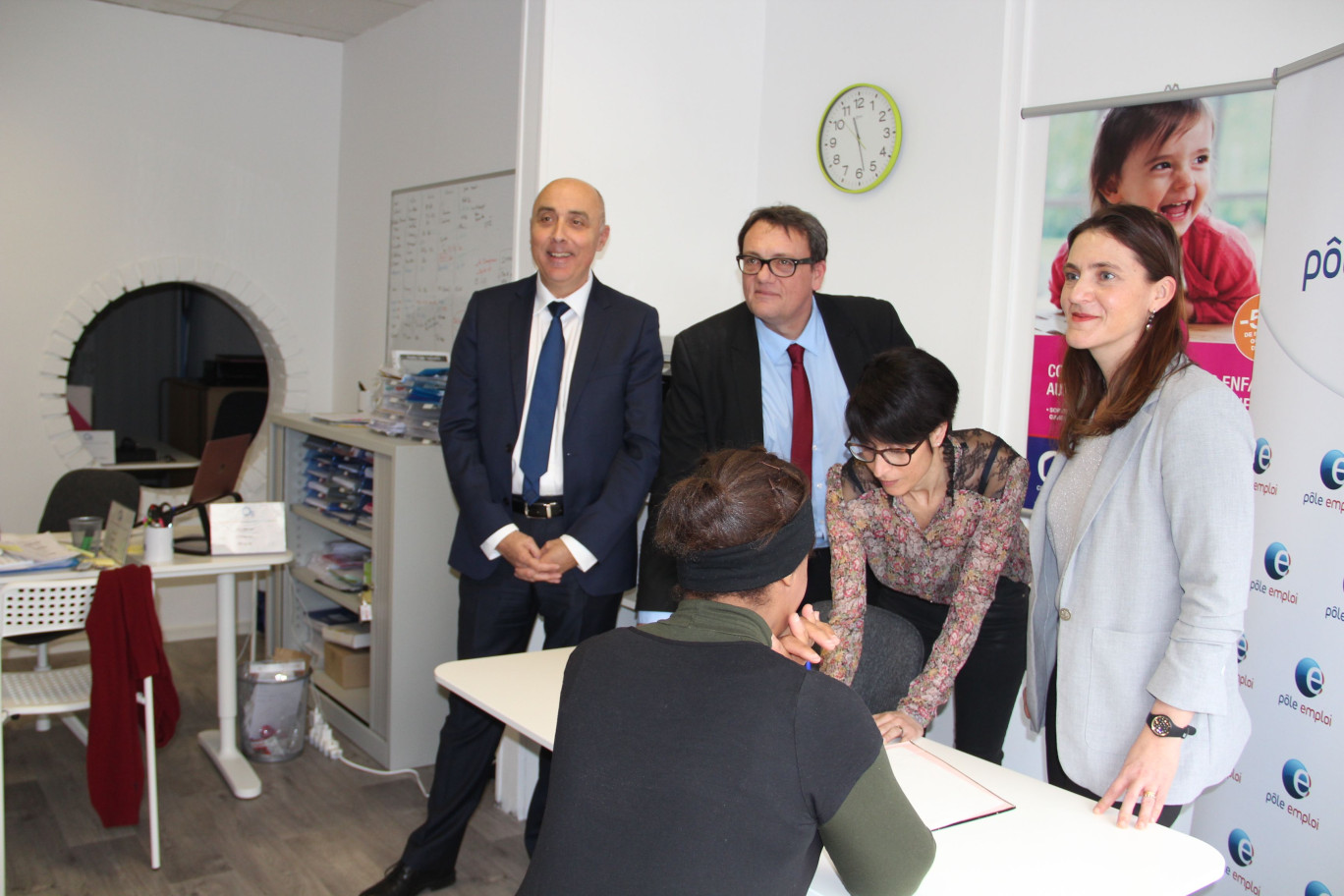 Crédit photo : LB, Aletheia Press, « « Nous travaillons à faire connaître largement ce dispositif aux employeurs » a expliqué Virginie Sené-Rouquier (à droite), sous-préfète des Andelys en présence de (de gauche à droite) Guillaume Rueda et Christophe Birette, de Pôle Emploi, Florence Gouvernet, gérante de O2 et de sa salariée Ouaiba Boussetta. »,