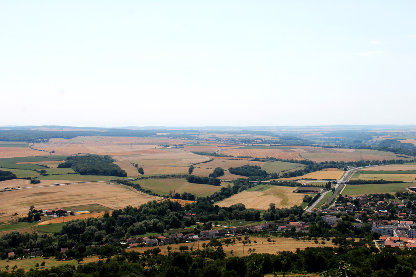 Chaque année en France plusieurs milliers d’hectares naturels et agricoles disparaissent sous le coup de l’aménagement. Histoire d’enrayer la spirale infernale, le concept de ZAN (Zéro Artificialisation Nette) est en train de devenir la norme pour les aménageurs.