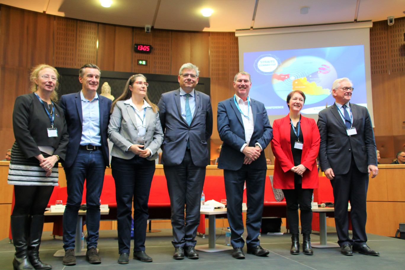 De gauche à droite, les signataires de la déclaration d’intention sur le comité du Détroit représentant : Sylvie Abadens, Département du Nord, vice-présidente aux relations internationales et européennes, Bruno Ficheux, Département du Nord, vice-président à l’innovation, Jeanine Hoffius, Province de Zélande, responsable de mission innovation économique et stimulation européenne, Jean de Béthune, Province de Flandre Occidentale, député provincial pour l’économie, au logement, à l’enseignement supérieur, aux relations extérieures, au budget et au développement territorial, Mike Whiting, Comté du Kent, membre du cabinet pour le développement économique, Mireille Hingrez-Céréda, Département du Pas-de-Calais, vice-présidente aux enjeux maritimes et métropolitains du littoral et à la politique de la ville, et Jean-Claude Leroy.