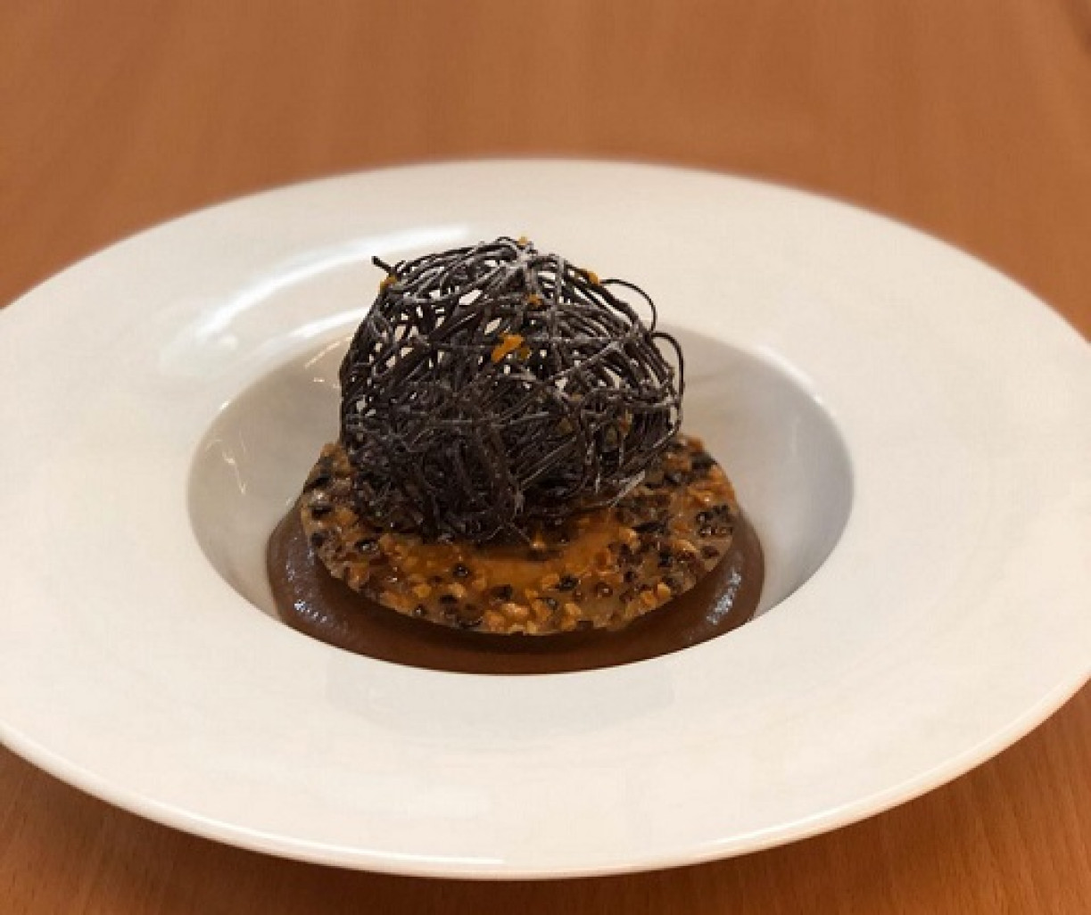 Un dessert à l’assiette à base de chocolat et de glace au caramel au beurre salé.