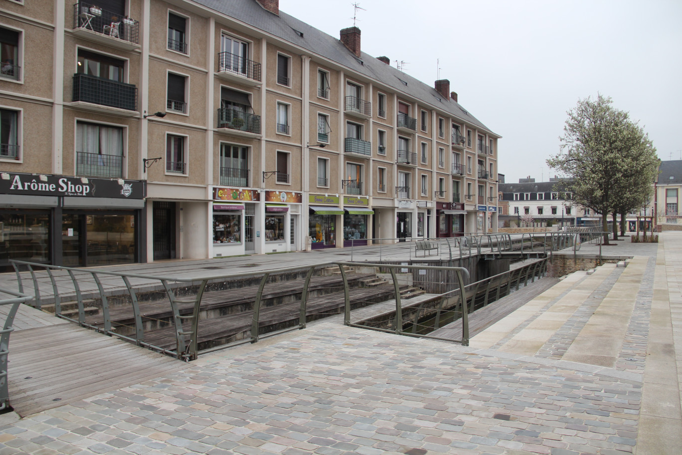 Crédit photo : ©Brémont / Aletheia Press, « Certains commerces du centre-ville d’Evreux poursuivent leur activité malgré les difficultés. »