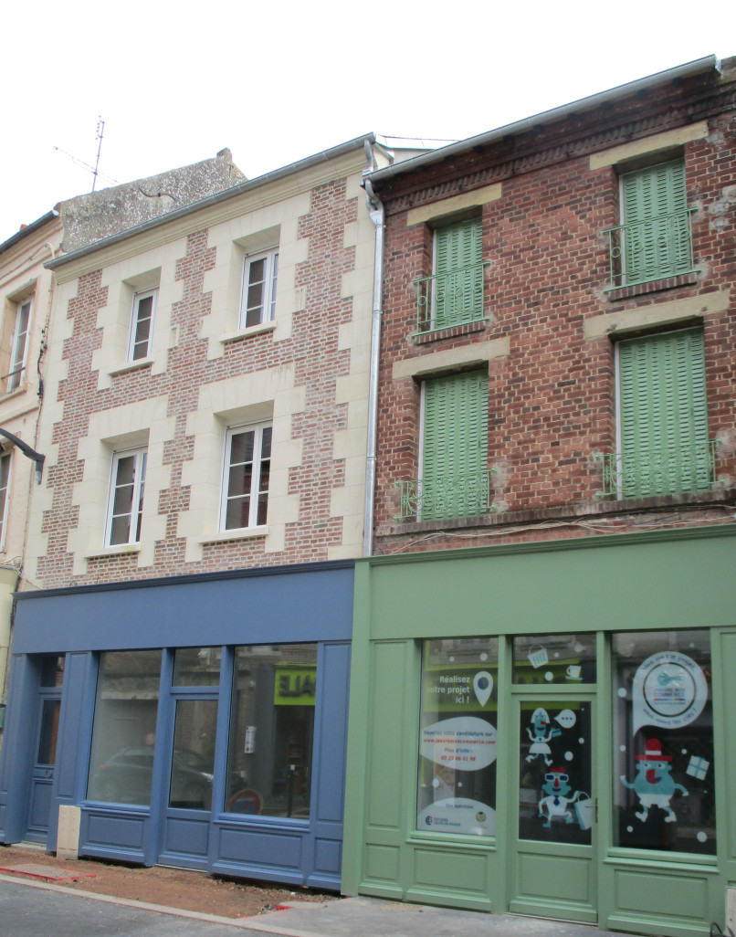 Les commerces aux façades colorées attirent le regard des passants.