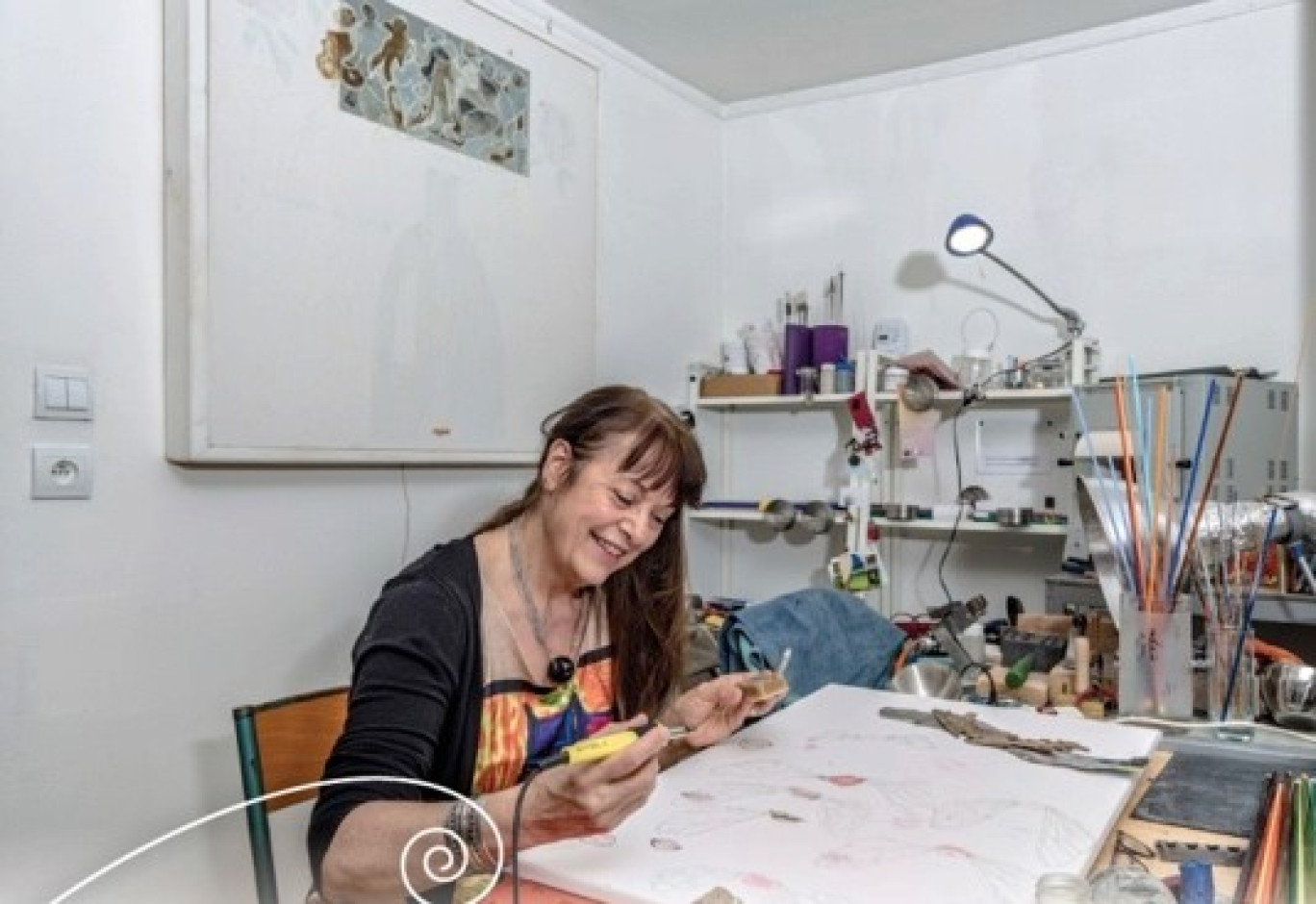 Crédit Photo ® PNRL- Didier Protin
L’artiste Chantal Guéry au sein de son atelier de création C.Cir’Art.