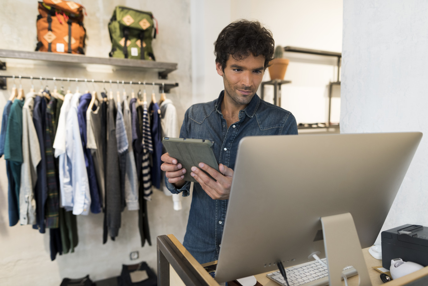 ® Savoye
le manager d'un magasin qui se sert des services proposés par la plateforme.