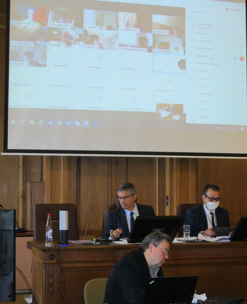 Les membres du Conseil départemental ont échangé par visioconférence, seul le président Nicolas Fricoteaux était présent dans la salle des délibérations à Laon.