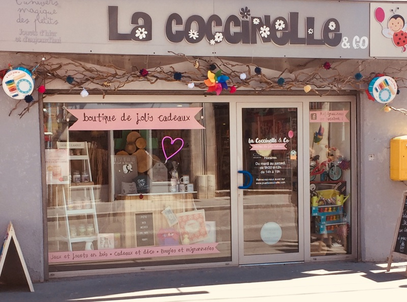 La charmante devanture du magasin ludique : La Coccinelle.