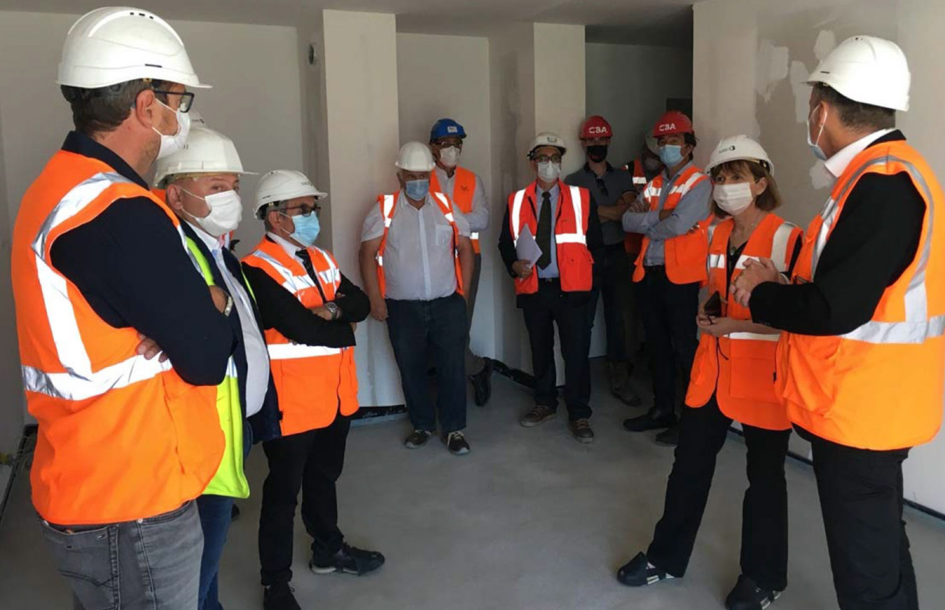 Sur un chantier à Strasbourg, Josiane Chevalier, la préfète de la région Grand Est a pris connaissance de visu des différents gestes barrières mis en œuvre pour les pros du bâtiment nécessaires à la reprise d’activité.