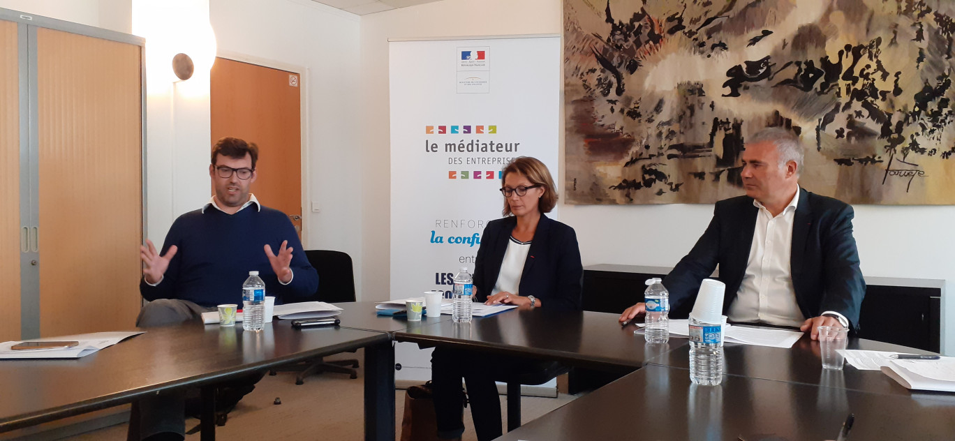 De gauche à droite : Philippe Lafon, fondateur de Skillbase, Stéphanie Pauzat, vice-présidente déléguée à la CPME, Pierre Pelouzet, médiateur des entreprises. Crédit photo Anne Daubree pour DSI