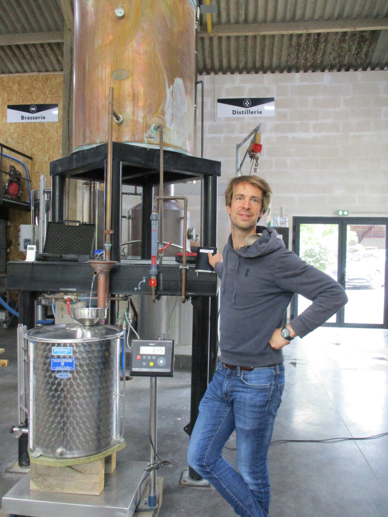 Étienne d'Hautefeuille lance sa première production de whisky et de gin.