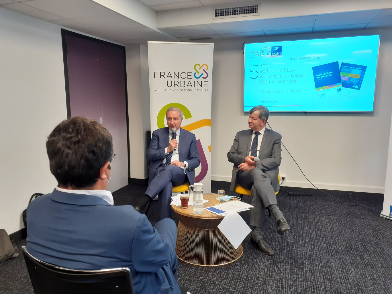 De gauche à droite : Jean-Luc Moudenc, président de France Urbaine et Luc Alain Vervisch, directeur des études de la Banque Postale.