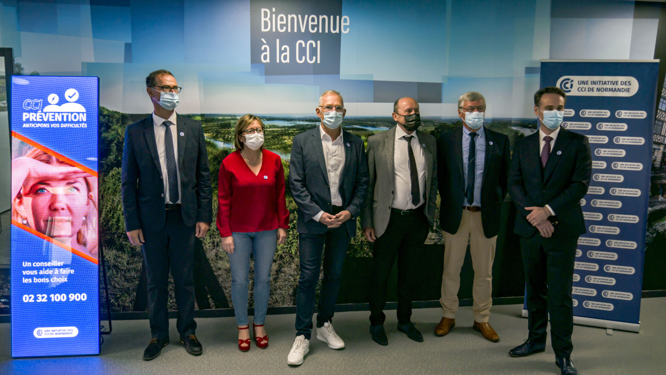 © CCI de Normandie Les président(e)s des CCI de Normandie. De g. à dr. : Vincent Laudat, Léa Lassarat, Gilles Treuil, Michel Collin, Daniel Dufeu, et Jean--Michel Costasèque.