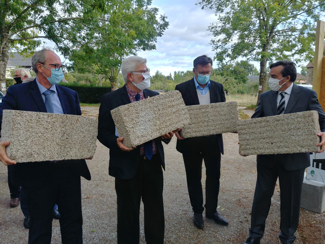 ©Aletheia Press / B.Delabre De g. à dr. : Benoît Gatinet, Jean-Pierre Girod, Didier Péralta et Betrand Bellanger, posent les premiers blocs de béton de chanvre…