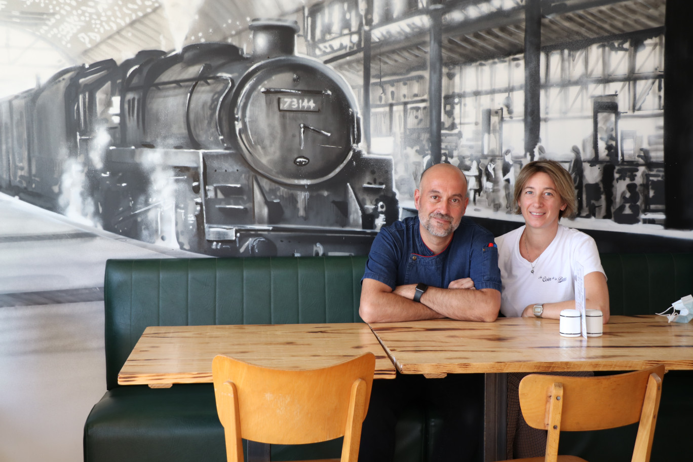 La locomotive rappelle que le train passe juste à côté du restaurant.