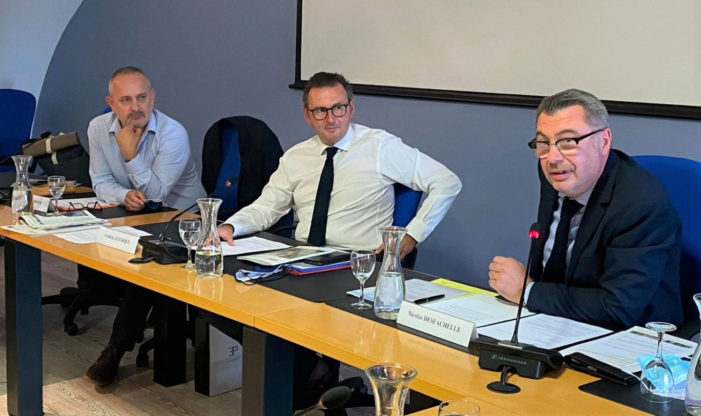 De gauche à droite, Christian Berger, directeur général de la SPL Office de tourisme, des loisirs et des congrès Arras Pays d’Artois, Frédéric Leturque, président de Communauté urbaine d’Arras, et Nicolas Desfachelle, nouveau président de la SPL.