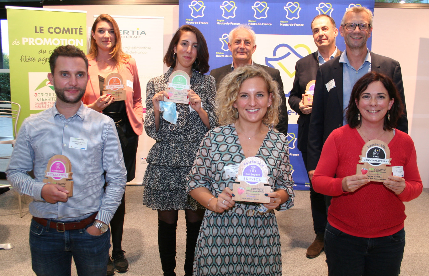 Les lauréats du concours Food Creativ, avec de gauche à droite au premier plan, Julien Farrugia (Les Entrées de la Mer), Camille Deligne (D’Innov) et Caroline Gauthier (Happy Drêche) ; au second plan, Lucille Defosse (La Préserverie), Marine Amiotte et Thierry Quillet (Cocorette), Stefan Kirstetter (Malengé) et Christophe Uliasz (Happy Drêche).