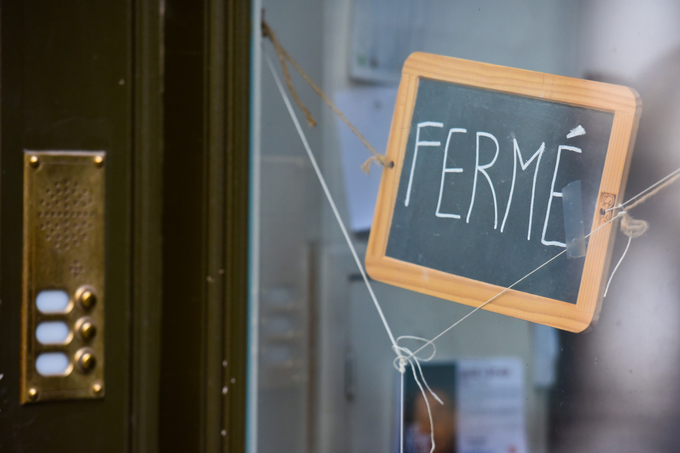 la fermeture des petits commerces "non essentiels" suscite des frictions très vives entre le gouvernement et des acteurs économiques, territoriaux et politiques. (c)AdobeStock