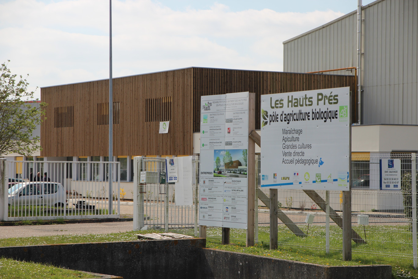 © Aletheia Press / B. Delabre Le pôle accueille des entreprises, des producteurs, des associations et même le service « rivières et milieux naturels » de la Case qui a en charge l’éco pâturage du site.