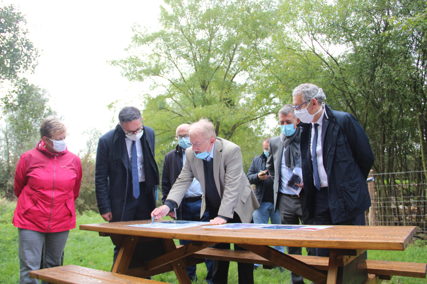 © Aletheia Press / Lætitia Brémont Jérôme Filippini (à g.), Jean-Michel de Monicault et Pascal Lehongre (à d.) étudient le parcours actuel et les futurs aménagements envisageables.