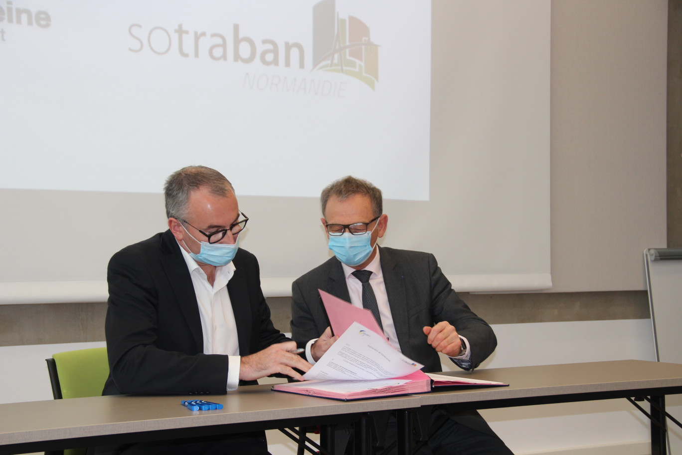© Aletheia Press /L. Brémont
Bruno Lefranc, président de Sotraban Normandie et Jean-Marc Vasse, président de Caux Seine développement, lors de la signature de la convention.