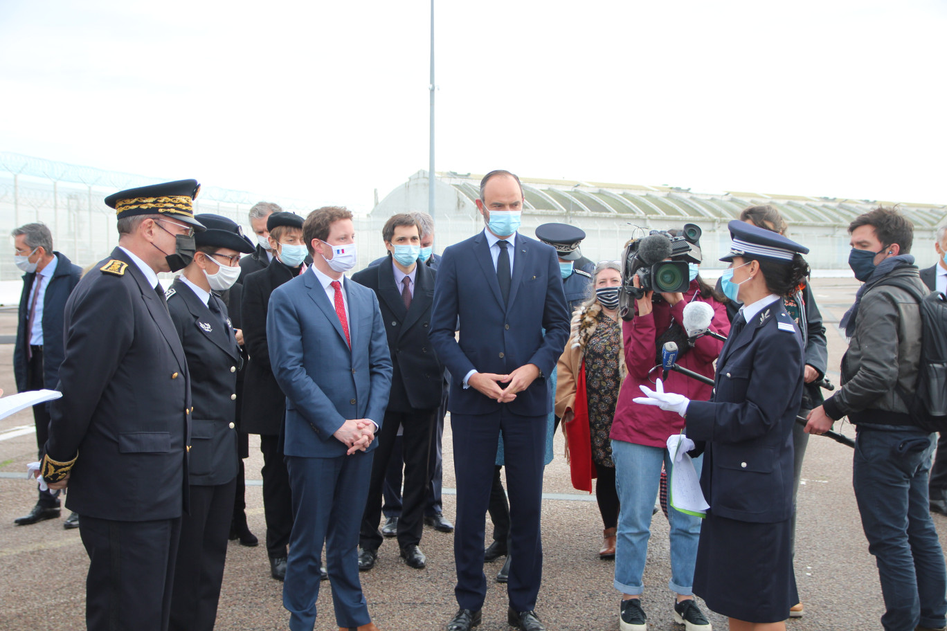 © Aletheia Press / B.D. Clément Beaune (cravate rouge) aux côtés d’Edouard Philippe a notamment rencontré la Police aux Frontières qui a présenté les procédures qui seront mises en place en sortie du terminal Grande-Bretagne.