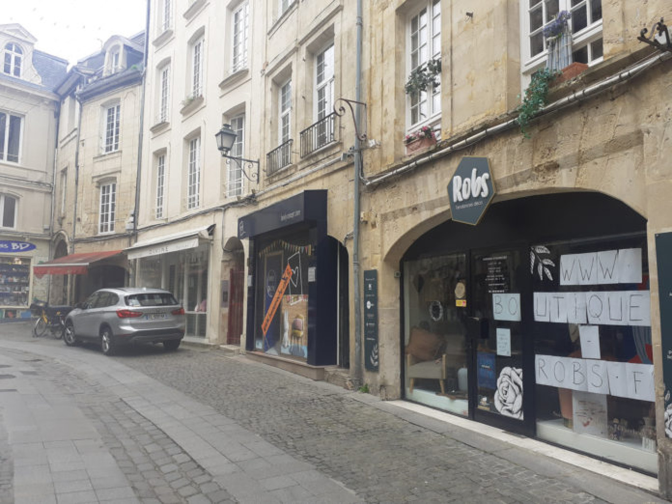 (c) Anne Daubree pour DSI Les petits commerces affichent leur site Internet dans leurs vitrines.